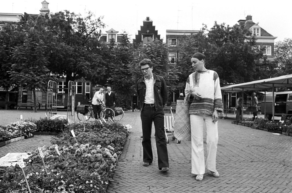 Russische dissident Amalrik en echtgenoot in Amsterdam wandelend, Andrej en Gjoe, Bestanddeelnr 928-6985