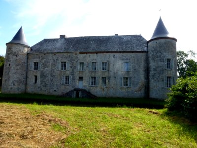 Rumigny (Ardennes) château Cour des Prés 02
