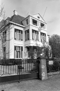 Rus Gloukhov ontslagen uit Huis van Bewaring te Den Haag gebouw Russische ambass, Bestanddeelnr 920-2361