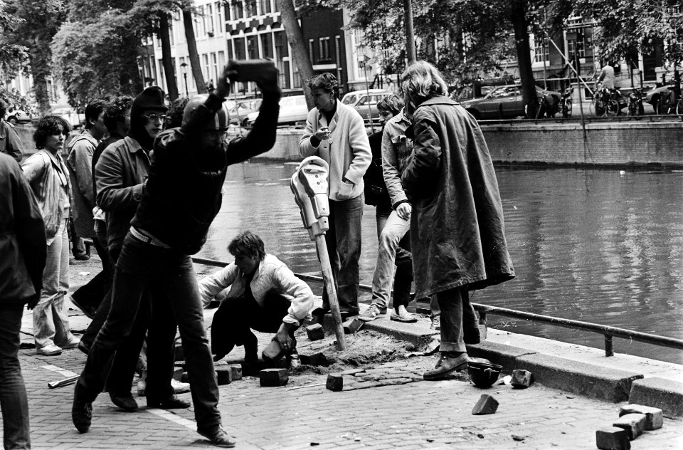 Rumoer rond kraakpand Herengracht, Amsterdam stenengooiers in aktie, Bestanddeelnr 930-9101