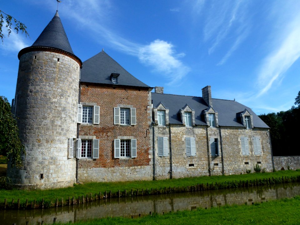 Rumigny (Ardennes) château Cour des Prés 01
