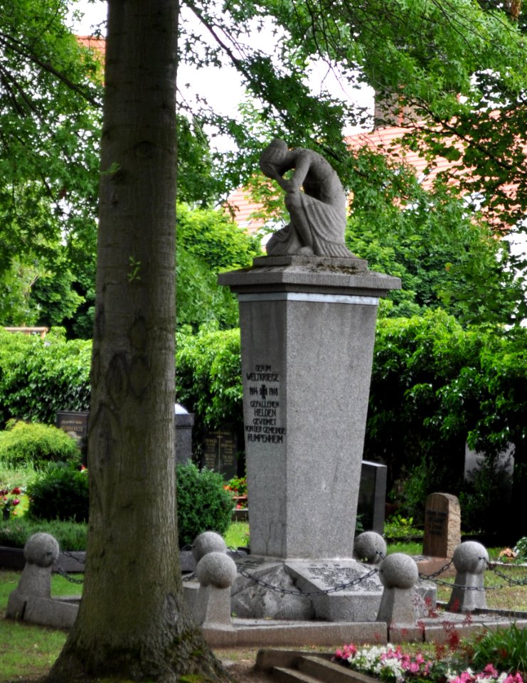 Rumpenheim, Friedhof, Gefallenendenkmal, Baum