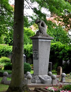 Rumpenheim, Friedhof, Gefallenendenkmal, Baum