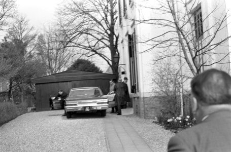 Rus Gloukhov ontslagen uit Huis van Bewaring te Den Haag nummer 17 bordje Russis, Bestanddeelnr 920-2360