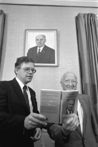 Russische ambassadeur Blatov met boek Perestrojka van Gorbatsjov, Bestanddeelnr 934-1209