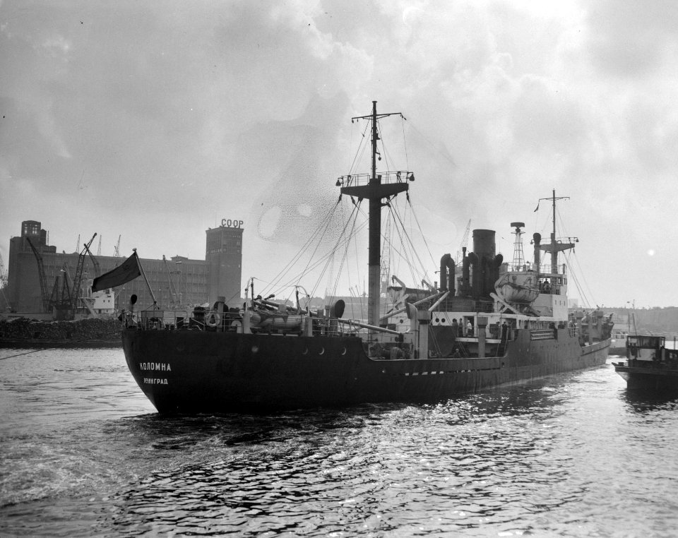 Russisch Ms Kolomna meert na aanvaring met de Grumo in Rotterdam, Bestanddeelnr 908-0297