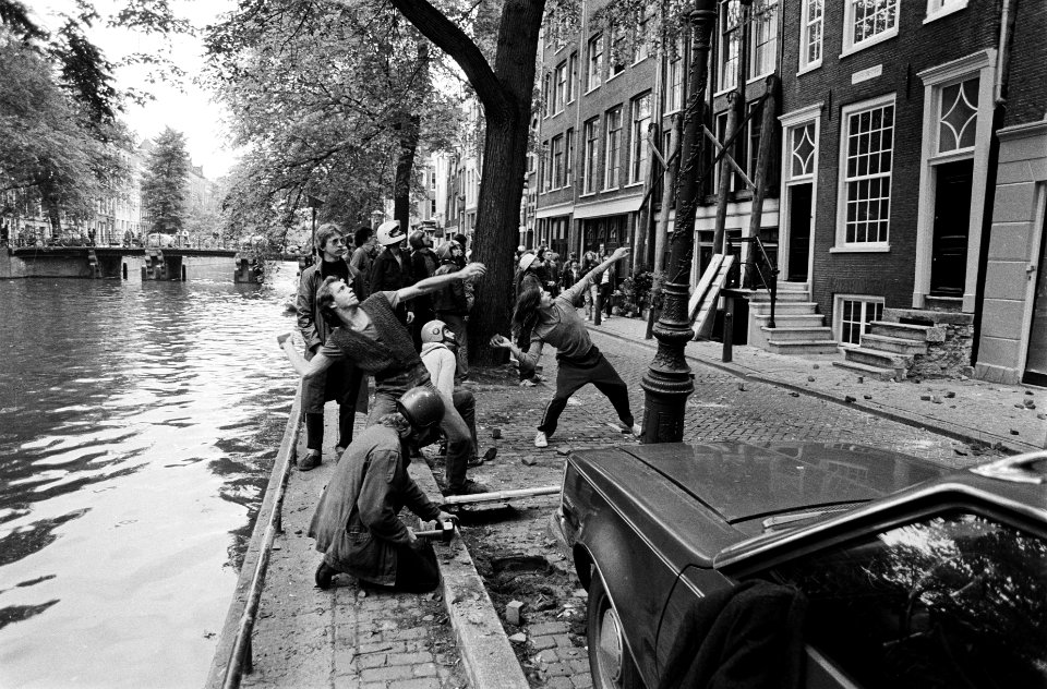 Rumoer rond kraakpand Herengracht, Amsterdam stenenregen naar het pand, Bestanddeelnr 930-9096