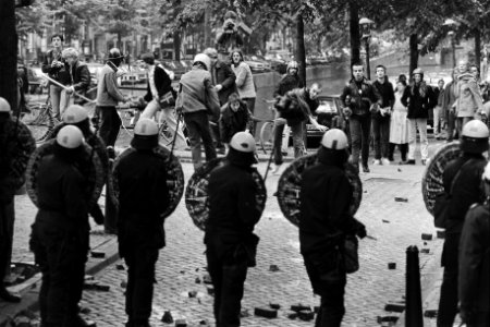 Rumoer rond kraakpand Herengracht, Amsterdam Mobiele Eenheid wordt met stenen b, Bestanddeelnr 930-9099
