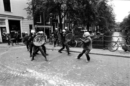Rumoer rond kraakpand Herengracht, Amsterdam gehelmde krakers in gevecht met Mo, Bestanddeelnr 930-9097