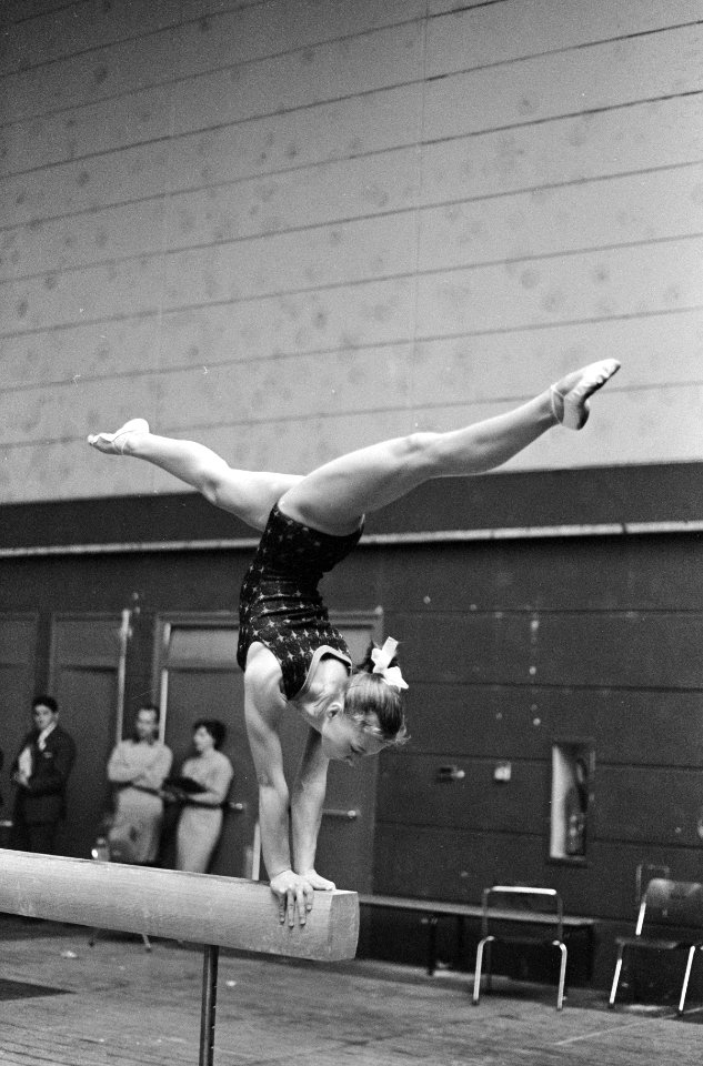 Russische kampioene Natalia Kutsjinskaja in aktie op de evenwichtsbalk, Bestanddeelnr 919-5840