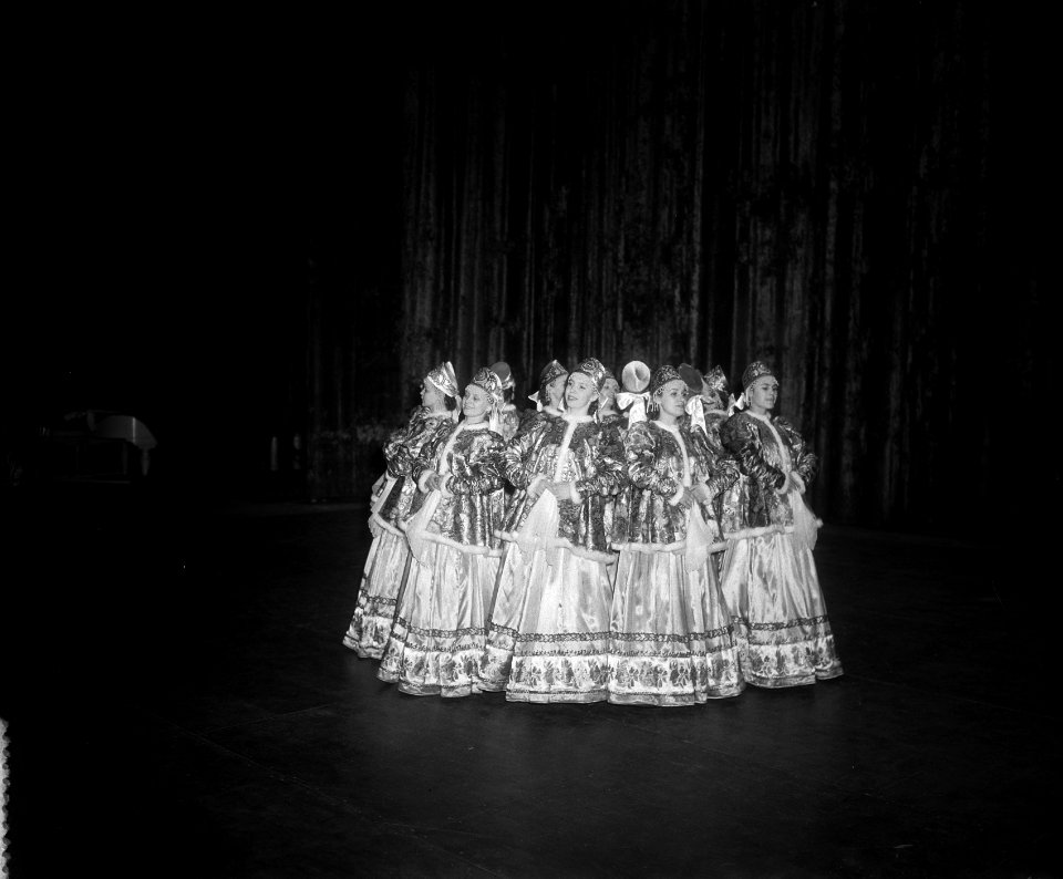 Russische dansgroep repeteert in Carre, Bestanddeelnr 906-3790