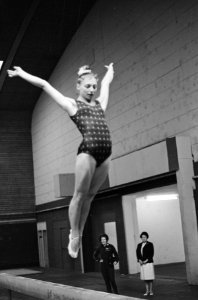 Russische kampioene Natalia Kutsjinskaja in aktie op de evenwichtsbalk, Bestanddeelnr 919-5839