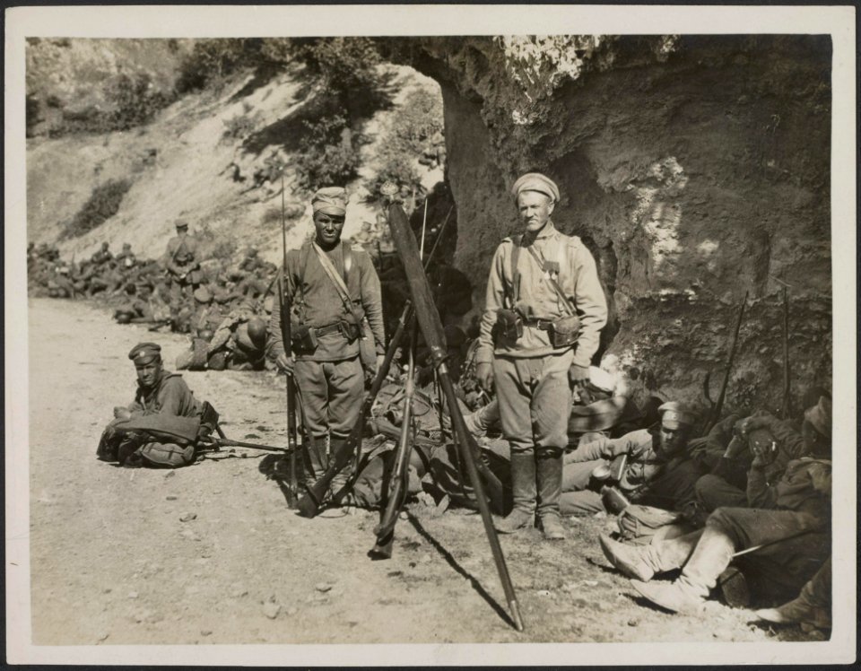 Russians advancing to the fighting line. Resting en route., Bestanddeelnr 158-2192