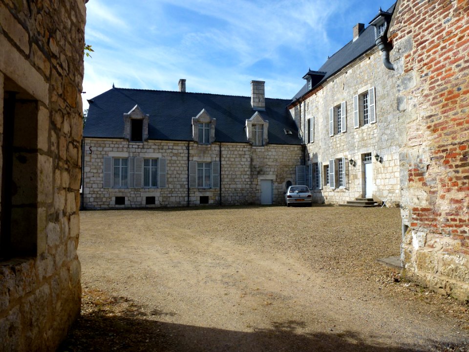 Rumigny (Ardennes) château Cour des Prés 03