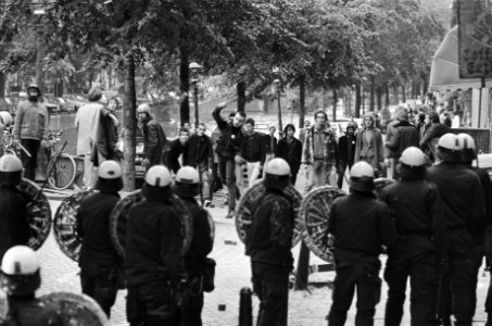 Rumoer rond kraakpand Herengracht, Amsterdam Mobiele Eenheid wordt met stenen b, Bestanddeelnr 930-9098