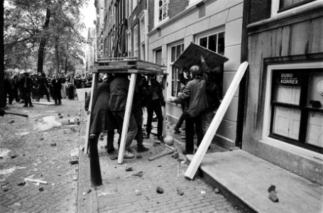 Rumoer rond kraakpand Herengracht, Amsterdam krakers bestormen het pand, Bestanddeelnr 930-9094