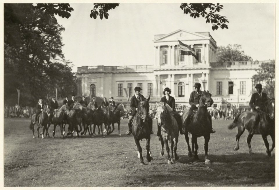 Ruiterfeesten aan de Paviljoenslaan. Achtergrond Paviljoen Welgelegen. NL-HlmNHA 54004731