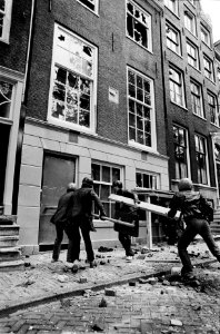 Rumoer rond kraakpand Herengracht, Amsterdam krakers bestormen het pand mbv , Bestanddeelnr 930-9095