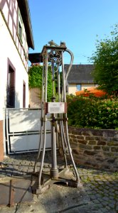 Runkel, Schloßplatz, Brunnenpumpe