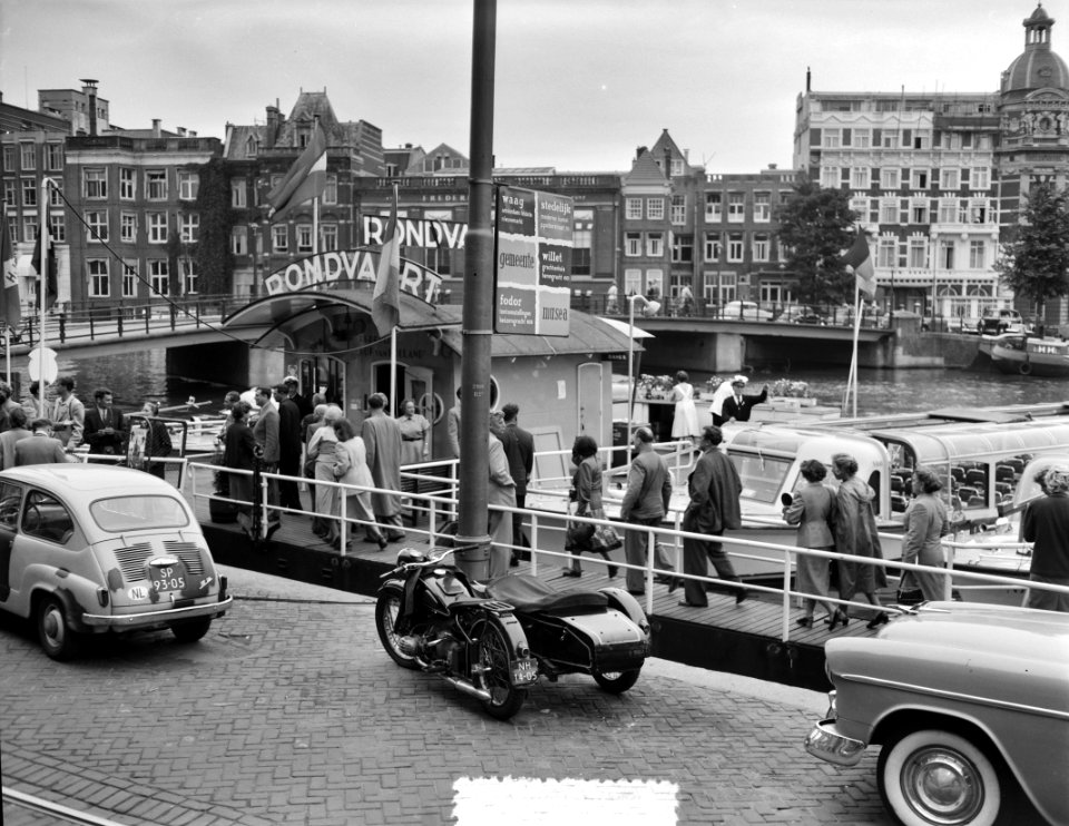 Russentouristen in Amsterdam bij rondvaart, Bestanddeelnr 907-8859