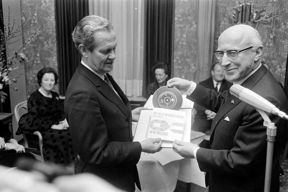 Russel Landale , Britse Consul-Generaal in Amsterdam bied door hem gecomponeerde, Bestanddeelnr 924-2590