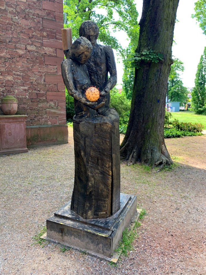 Rumpenheim, Schlosspark, Holzskulpturen mit Corona-Virus