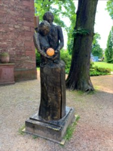 Rumpenheim, Schlosspark, Holzskulpturen mit Corona-Virus