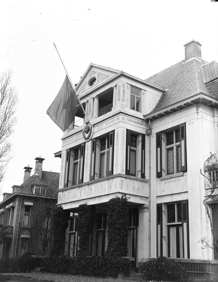 Russische Ambassade met vlag halfstok Den Haag, Bestanddeelnr 905-5833