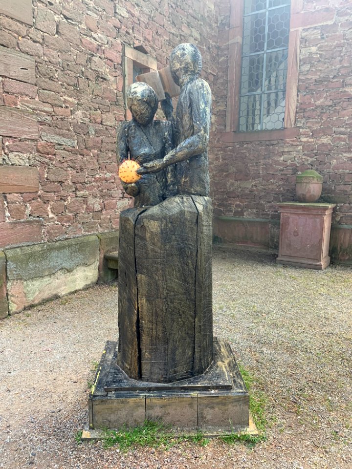 Rumpenheim, Schlosspark, Holzskulpturen mit Corona-Virus (1)