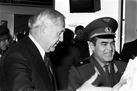 Russische cosmonaut Andrei Nikolajev op Schiphol verwelkomd door Russische ambas, Bestanddeelnr 928-5421