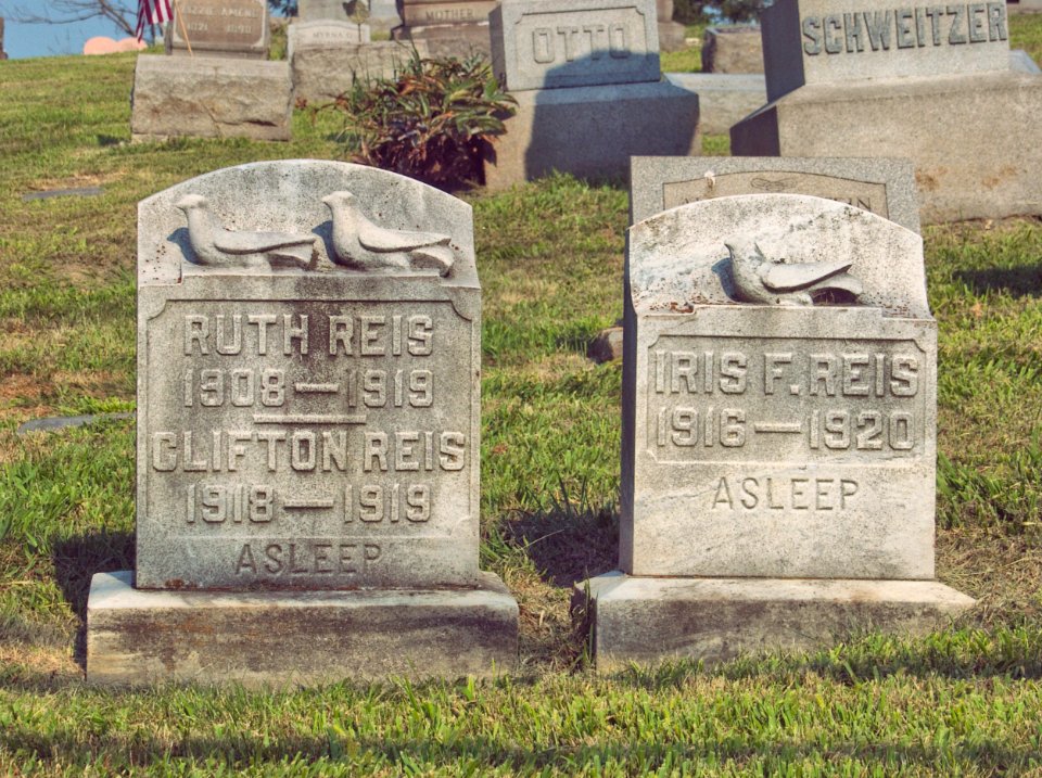 Ruth and Clifton Reis, Iris Reis Tombstones, Greentree Cemetery, 2015-08-16, 01