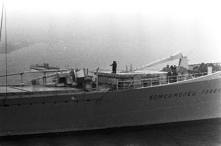 Russisch schip vaart tegen Hembrug de Komsomolets Uzbekistana, Bestanddeelnr 924-1085