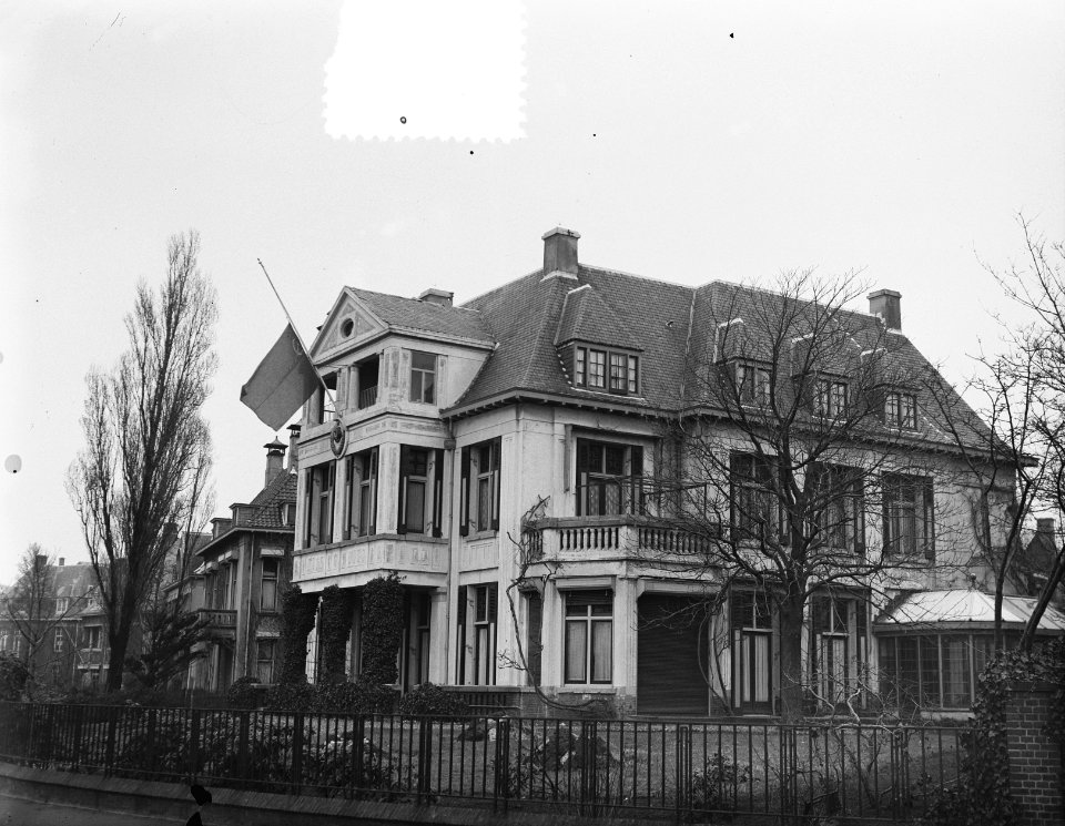 Russische Ambassade met vlag halfstok Den Haag, Bestanddeelnr 905-5834