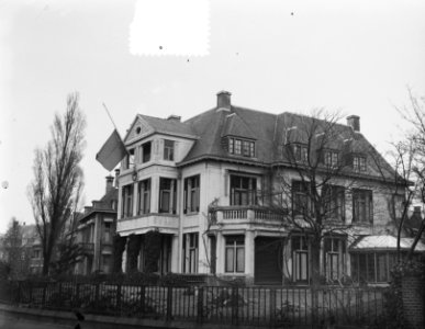 Russische Ambassade met vlag halfstok Den Haag, Bestanddeelnr 905-5834