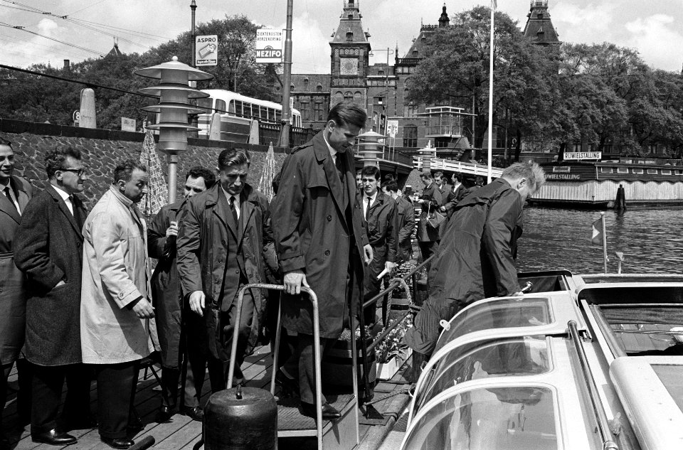 Russisch elftal op doorreis naar Chili (in een rondvaartboot), Bestanddeelnr 913-9297