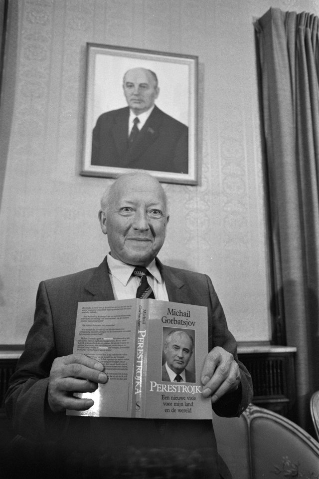 Russische ambassadeur Blatov met boek Perestrojka van Gorbatsjov, Bestanddeelnr 934-1207