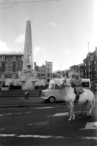 Ruiters op de Dam, op de achtergrond eensnuffelwagen, Bestanddeelnr 926-8191
