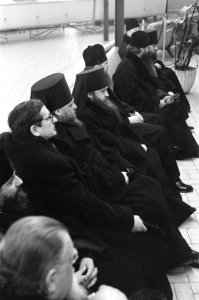 Russische kerkleiders op Schiphol op doorreis Amerika, tweede van links Aartsbis, Bestanddeelnr 914-8678