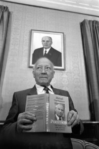 Russische ambassadeur Blatov met boek Perestrojka van Gorbatsjov, Bestanddeelnr 934-1208