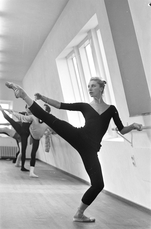Russische balletgroep oefent in Stadsschouwburg, op voorgrond ballerina Osipenka, Bestanddeelnr 921-0511