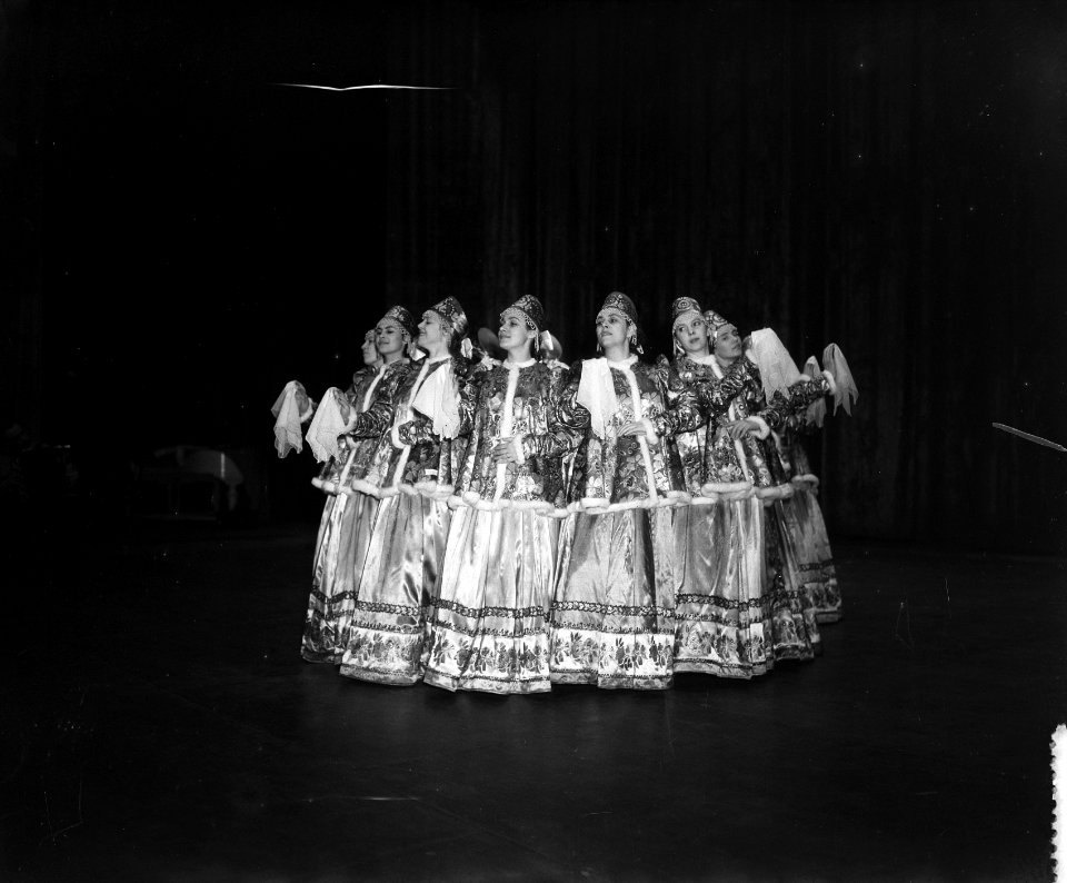 Russische dansgroep repeteert in Carre, Bestanddeelnr 906-3787