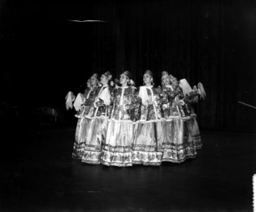 Russische dansgroep repeteert in Carre, Bestanddeelnr 906-3787