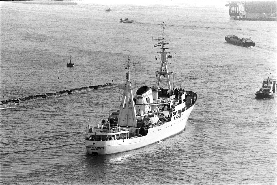 Russisch opnemingsvaartuig A. Vilkitsky arriveert in Amsterdam het schip, Bestanddeelnr 924-0148