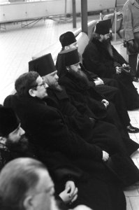 Russische kerkleiders op Schiphol op doorreis Amerika, tweede van links Aartsbis, Bestanddeelnr 914-8679