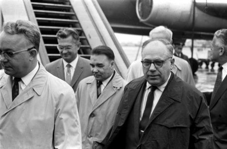Russische Handelsdelegatie op Schiphol Rechts voorgrond Minister Semitsjastinov, Bestanddeelnr 915-2290