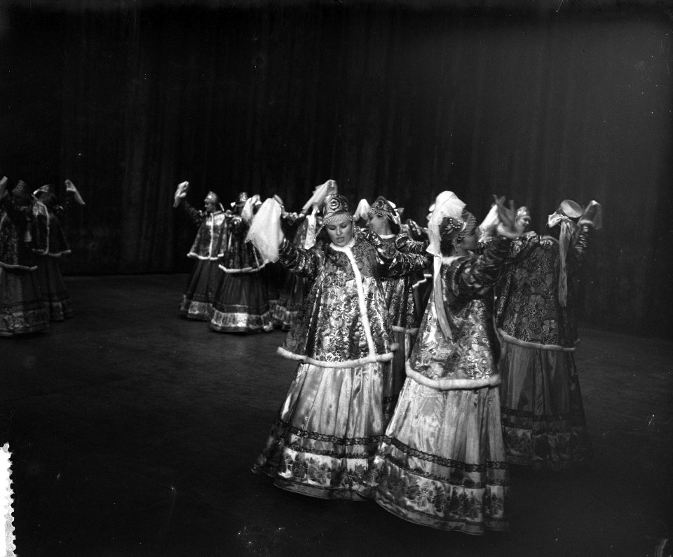 Russische dansgroep repeteert in Carre, Bestanddeelnr 906-3785