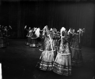 Russische dansgroep repeteert in Carre, Bestanddeelnr 906-3785