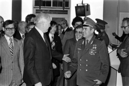 Russische cosmonaut Andrei Nikolajev op Schiphol verwelkomd door Russische ambas, Bestanddeelnr 928-5422