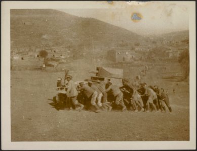 Russian soldiers assisting one of the armoured cars in Commander Locker Lampson , Bestanddeelnr 158-2541