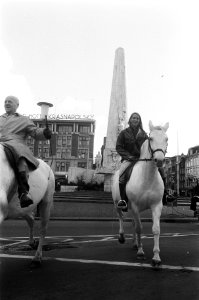 Ruiters op de Dam in Amsterdam, Bestanddeelnr 926-8202